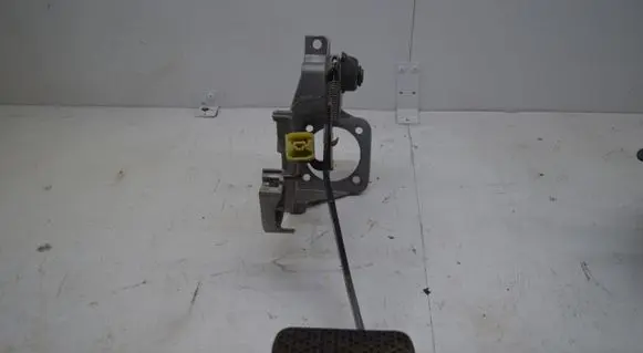 Mercedes-Benz E W210 Brake pedal A2102900619