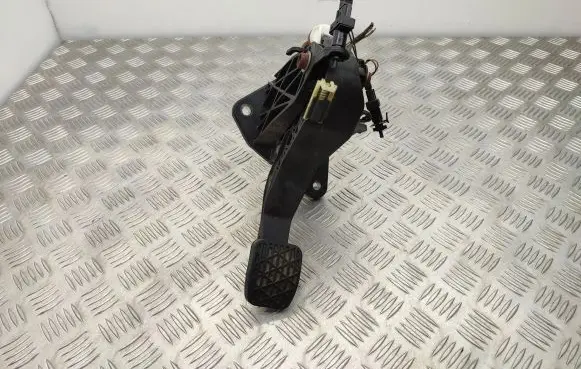 Mercedes-Benz A W176 Clutch pedal A2462900419 A2462900112