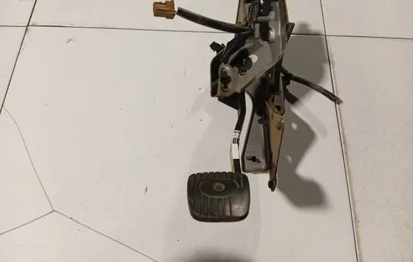 Nissan Tiida C11 Clutch pedal 