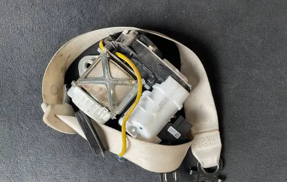 BMW 7 G11 G12 Front seatbelt 7402423