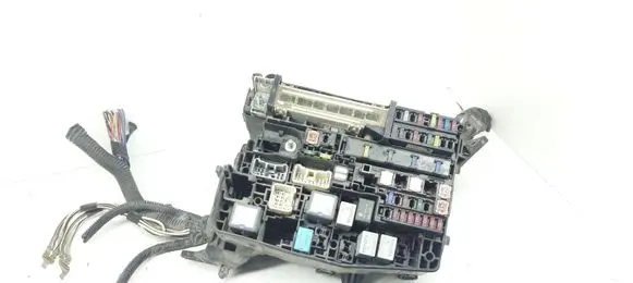 Toyota Avensis T270 Fuse module 8211105L53 5884R0A2 5883R0A1