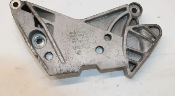 Volkswagen PASSAT B7 Engine mounting bracket 06J199207P