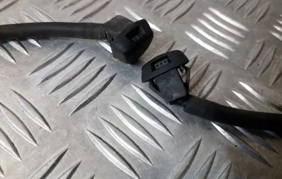 Windshield washer spray nozzle