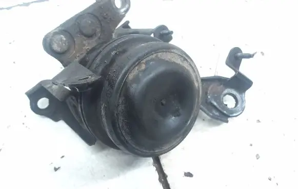 Toyota Avensis T250 Engine mount bracket