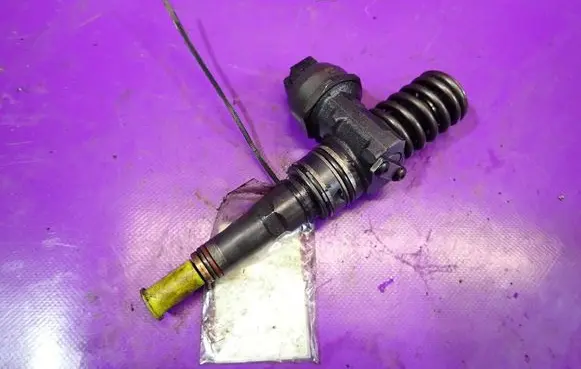 Skoda Octavia Mk1 (1U) Fuel injector 038130073AL
