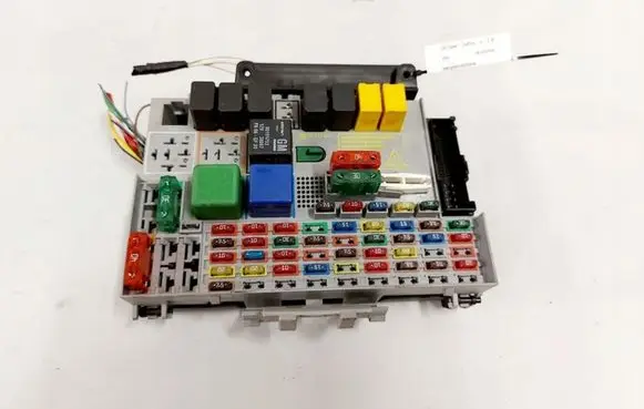 Opel Zafira A Fuse box set 24412497