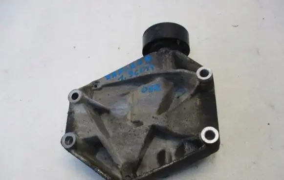 Opel Zafira B Engine mounting bracket