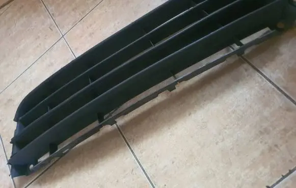 Volkswagen Touran I Front bumper lower grill 1T0853677