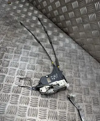Mitsubishi L200 Front door lock 5715A185