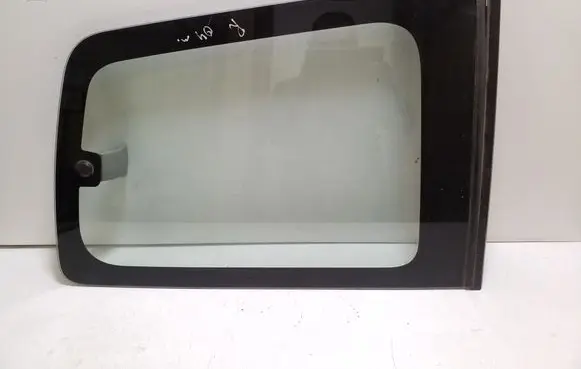 Mitsubishi Pajero Rear side window