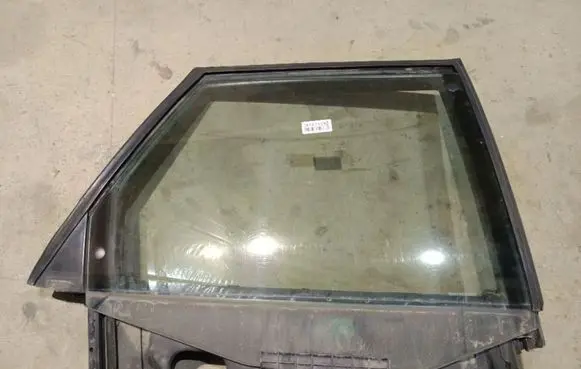 Rear door window glass