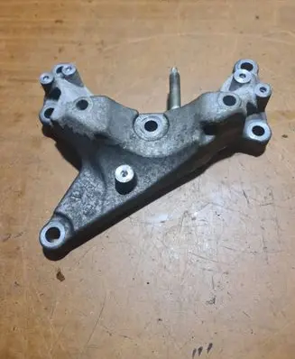 Engine mounting bracket