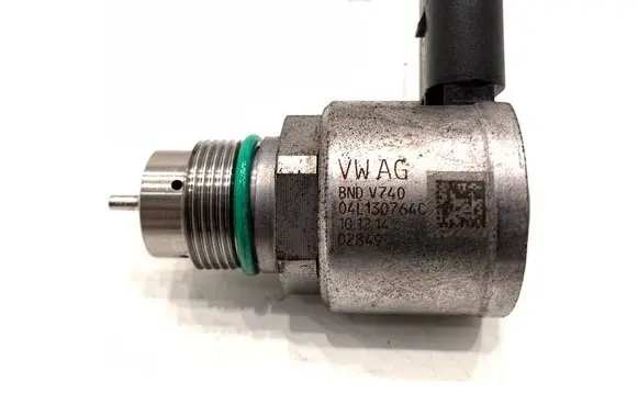Volkswagen PASSAT B8 Fuel pressure regulator 04L130764C