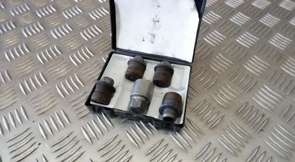 Lexus IS III XE30 Anti-theft wheel nuts and lock PZ4AKEV906