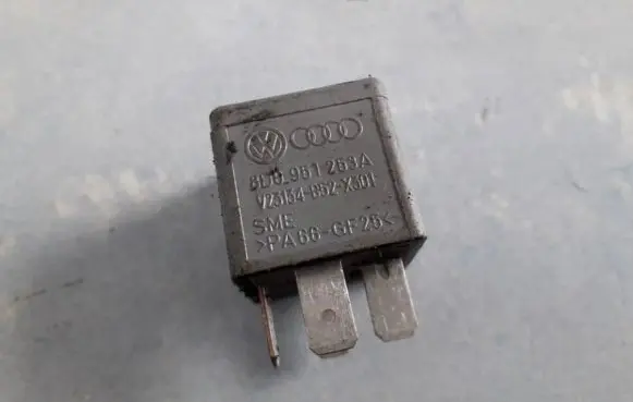 Volkswagen PASSAT B5.5 Other relay 8D0951253A V23134-B52-X301