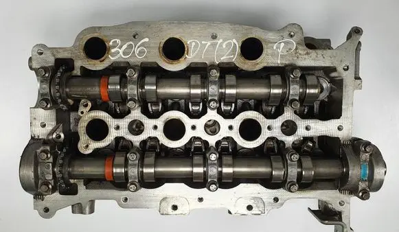 Jaguar XF X250 Engine head FW9Q-6015-AB 9X2Q-6090-DA