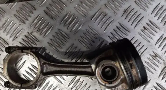 Volkswagen Touareg I Piston with connecting rod