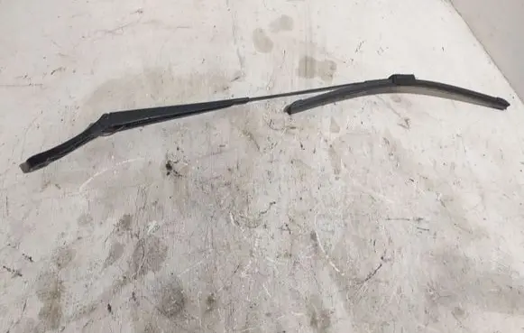 Skoda Octavia Mk2 (1Z) Front wiper blade arm
