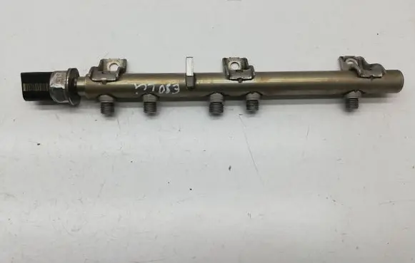 BMW 3 E90 E91 Fuel distributor 7537319