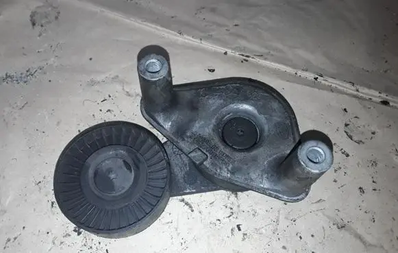 Hyundai Santa Fe Generator/alternator belt tensioner GK12011P00