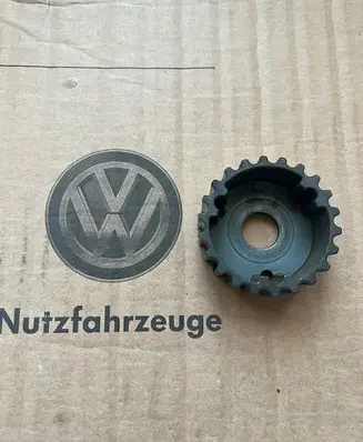 Volkswagen Crafter Fuel pump gear (pulley) 04L130111A