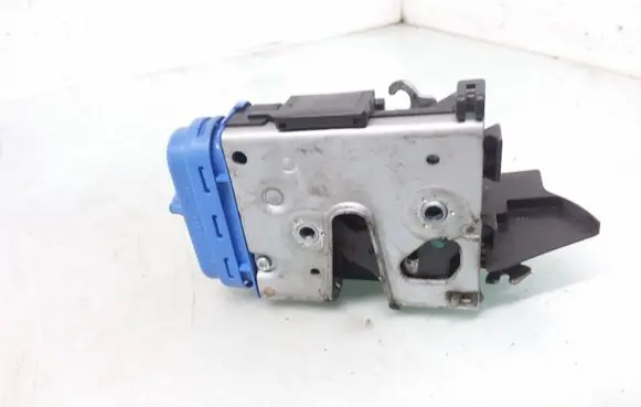 Audi A4 S4 B5 8D Rear door lock 8D0839016A