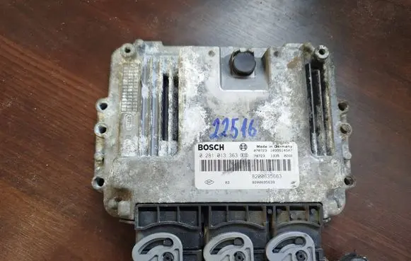 Renault Trafic II (X83) Engine control unit/module 8200635663 0281013363