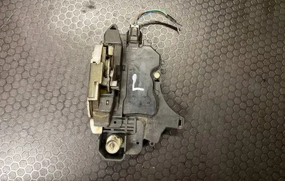 Mitsubishi Colt Front door lock 07219A