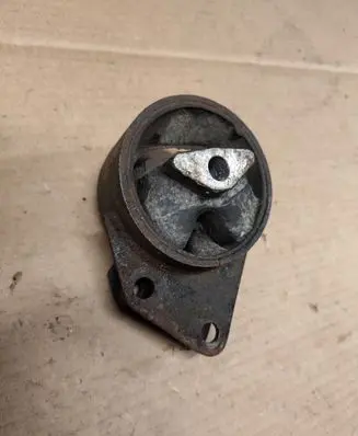 Jeep Grand Cherokee Engine mount bracket