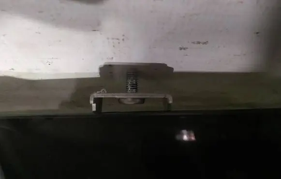 Suzuki Swift I Tailgate/trunk/boot hinge
