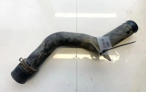 Volkswagen PASSAT B4 Engine coolant pipe/hose 8a0145828