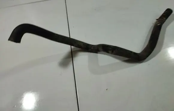 Engine coolant pipe/hose