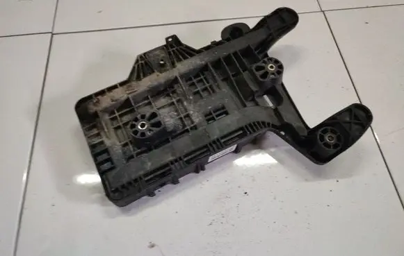 Volkswagen Golf Plus Battery box tray 1K0915333C