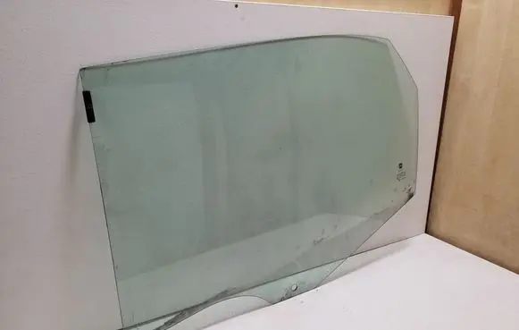 Fiat 500L Rear door window glass 