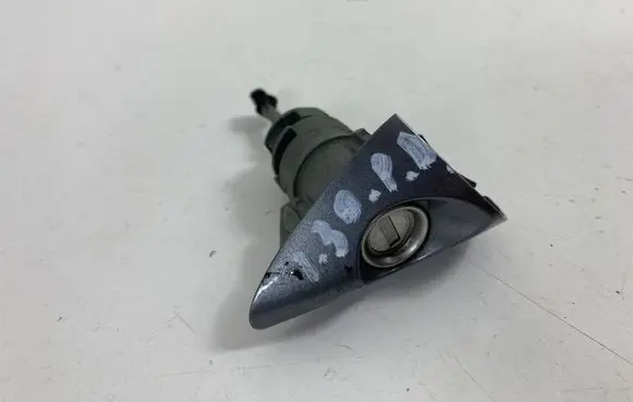 Hyundai i30 Front door lock (next to the handle) 