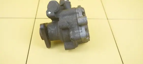 Volkswagen Touareg I Power steering pump 5HTR9