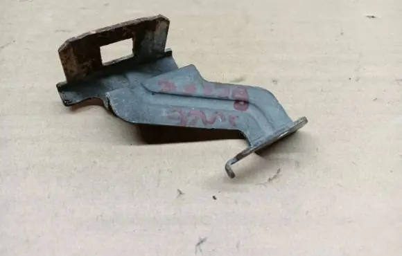 Nissan Juke I F15 Fender mounting bracket