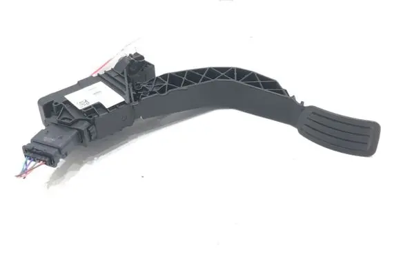 Accelerator throttle pedal