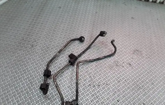 Fuel injector supply line/pipe