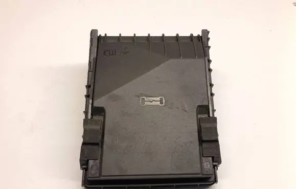 Volkswagen PASSAT B7 Fuse box cover 1K0937132F 1K0937132G