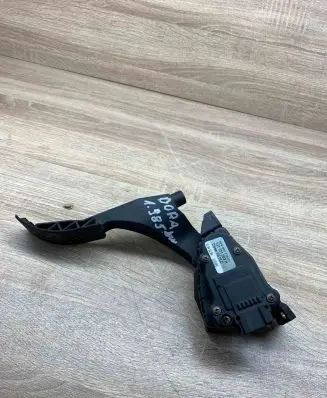 Volkswagen PASSAT B4 Accelerator throttle pedal 1J1721503H
