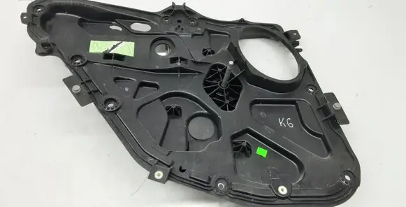 Rear door manual window regulator