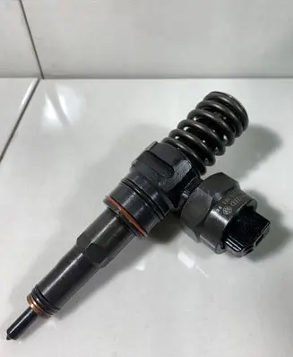 Volkswagen Golf IV Fuel injector 038130073F