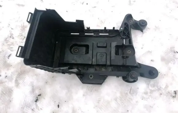 Volkswagen PASSAT B6 Battery box tray 1K0915333C