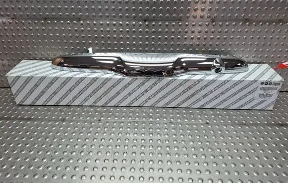 Trunk door license plate light bar
