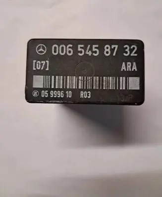 Mercedes-Benz 190 W201 Fuel pump relay 0065458732
