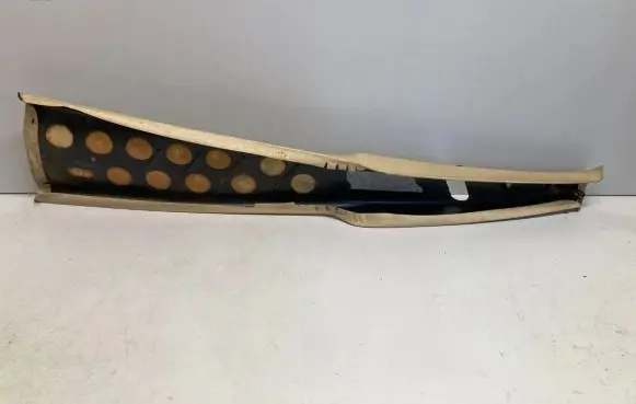 Mercedes-Benz E W123 (B) pillar trim (top)