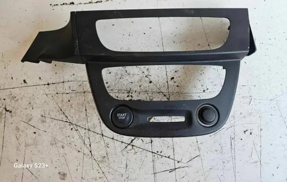 Radio/GPS head unit trim