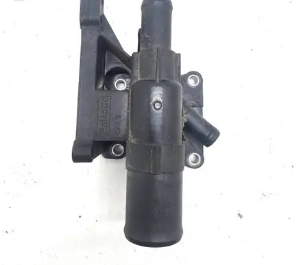 Ford Fusion II Thermostat/thermostat housing 6S4G8K556AA
