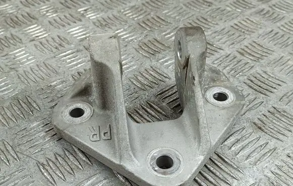 Mitsubishi Outlander IV Engine mounting bracket